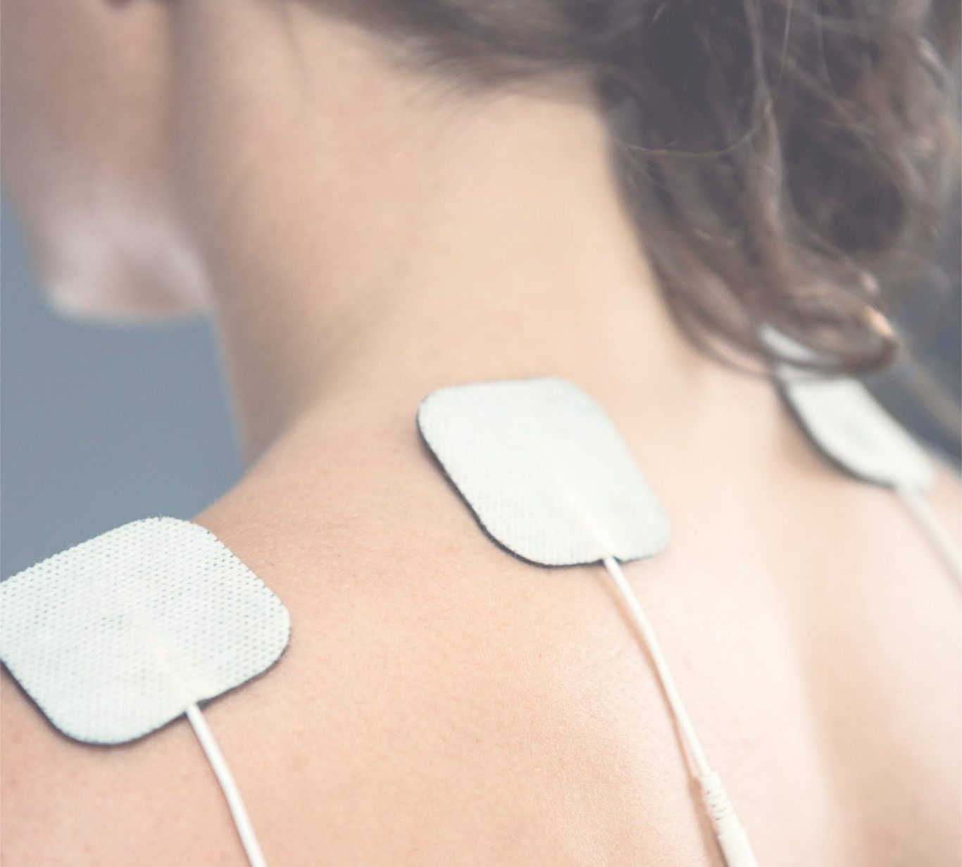 Bio-Feedback Elektroden auf der Schulter für Bio-Feedback-Anwendungen.