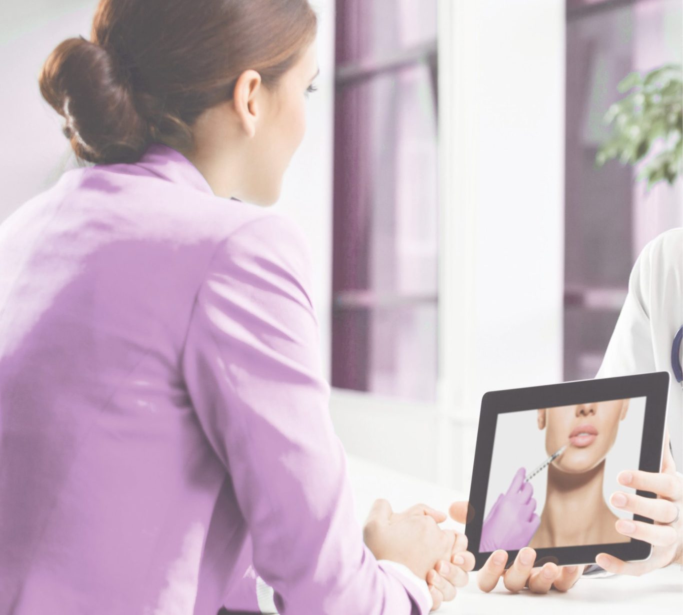 FAQs Frau in lila Blazer betrachtet auf einem Tablet ein Bild von einem Gesicht.