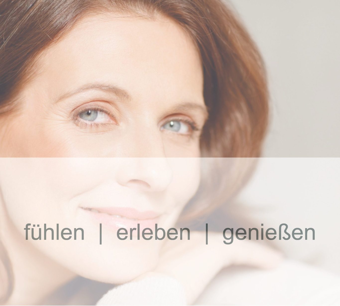 Frau mit lächelndem Gesicht und dem Text „fühlen | erleben | genießen“.